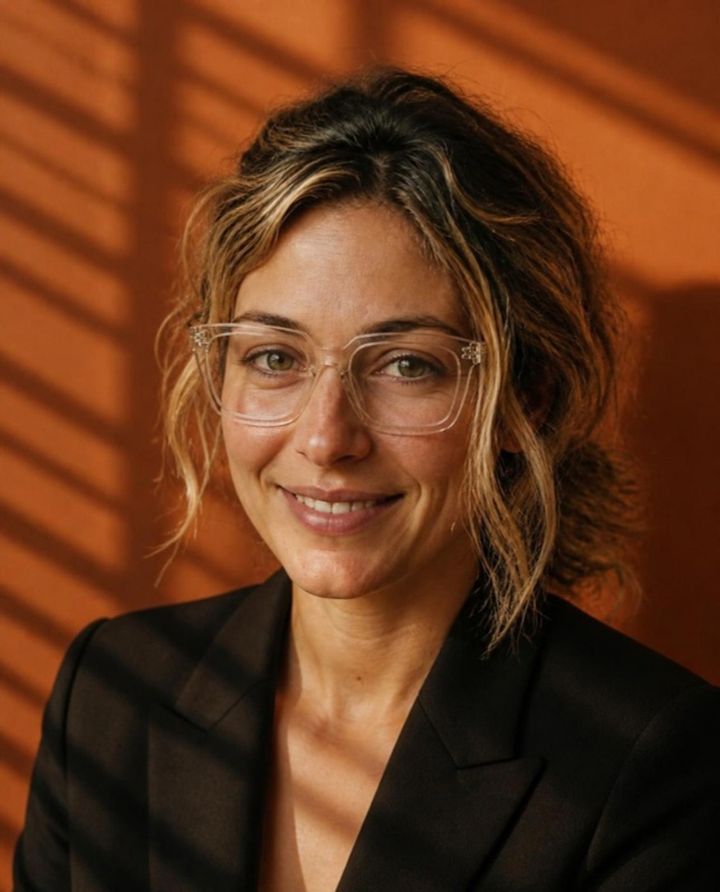 Avatar de marca creado con IA usando los anteojos