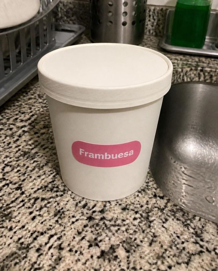Pote de helado sobre la mesada