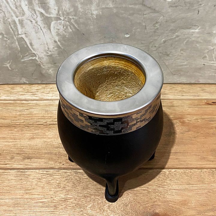 Mate camionero fotografiado sobre una mesa de madera
