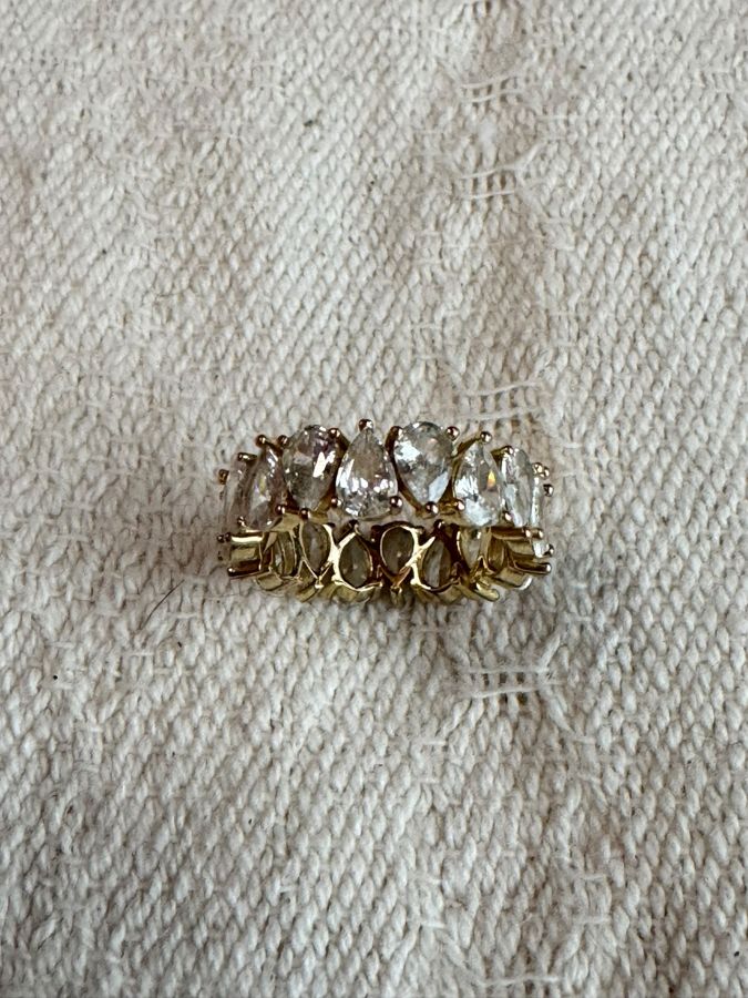 Anillo con piedras sobre una tela