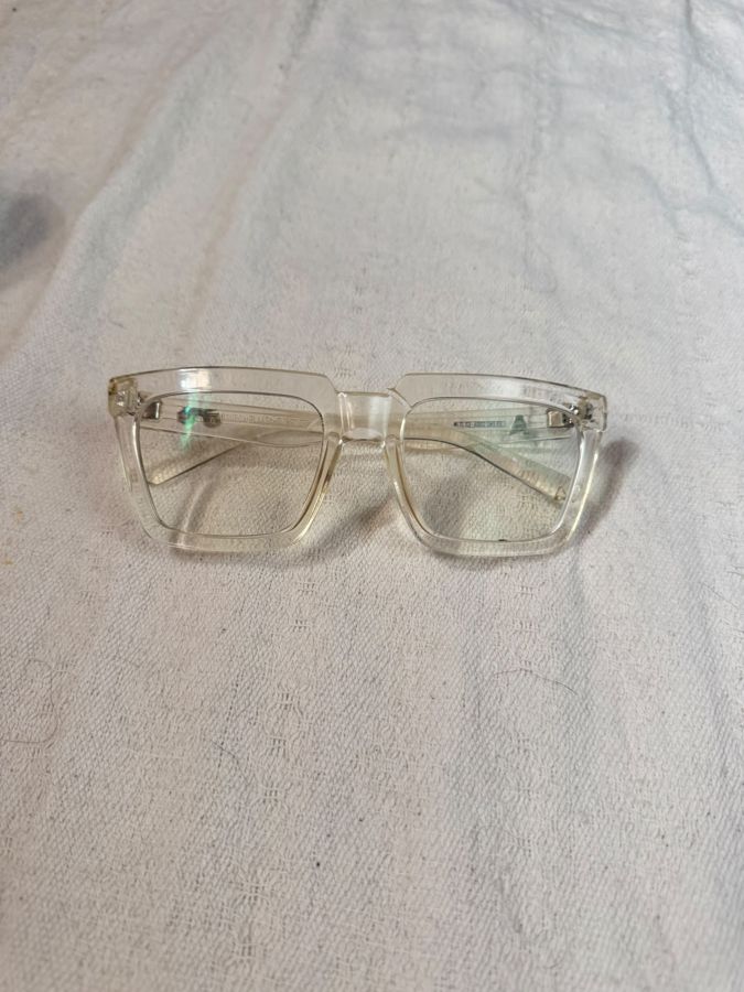 Anteojos transparentes fotografiados con el celular