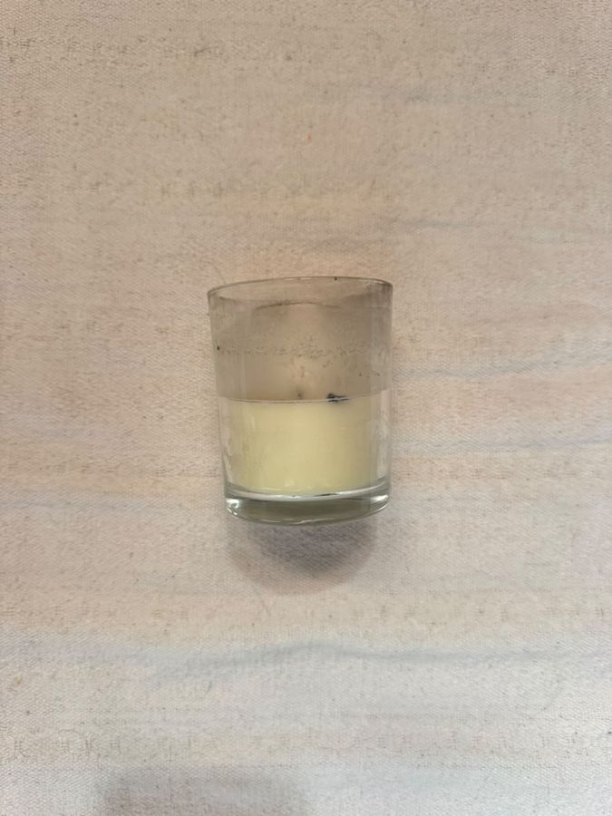 Vela fotografiada con el celular sobre una mesa
