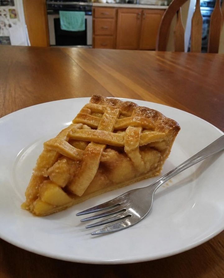 Porción de tarta de manzana en un plato